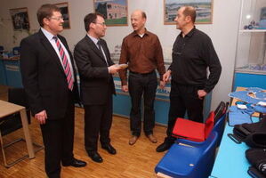 von links: Kreisvorsitzender Klaus Eisenhardt, Generalsekretär Peter Friedrich, Uwe Kelch und Firmenchef Volker Bertram